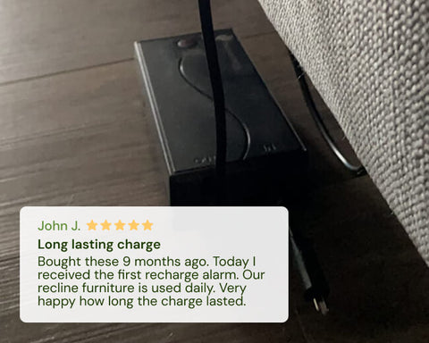 Black charging cable on a wooden floor with a five-star rating comment displayed.